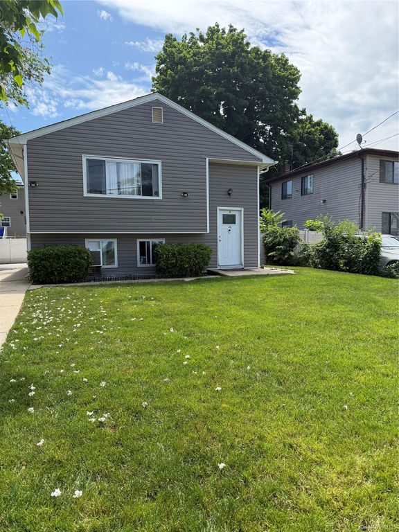 33 Washington Avenue, Deer Park, NY 11729