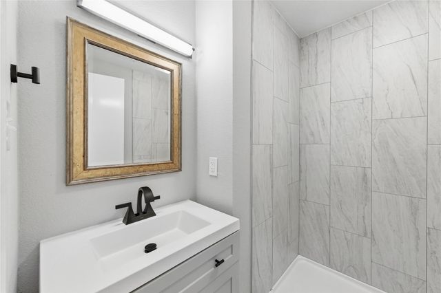 2618 Ektom DR B, Austin, TX 78745