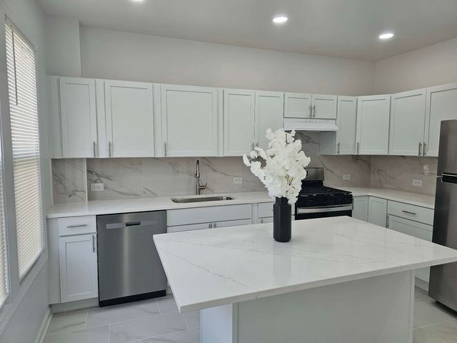 523 S McAlister Avenue, Waukegan, IL 60085
