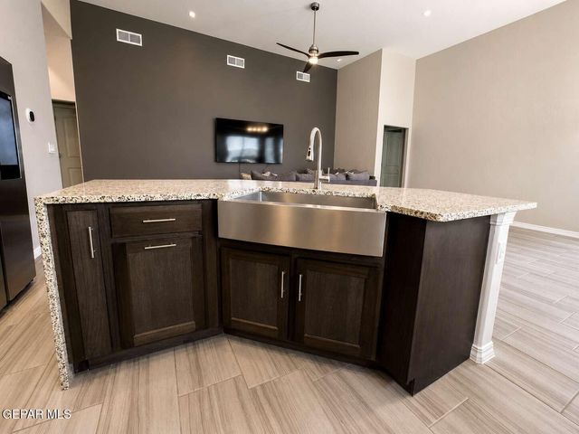 624 W LA ENTRADA Circle, Sunland Park, NM 88063