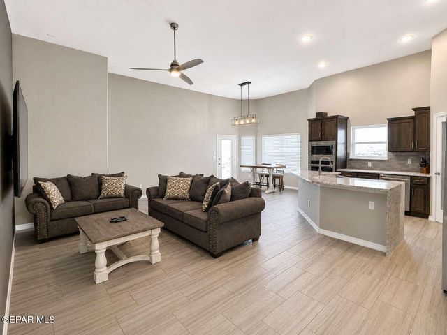 624 W LA ENTRADA Circle, Sunland Park, NM 88063