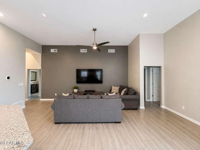 624 W LA ENTRADA Circle, Sunland Park, NM 88063
