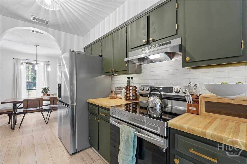 Image 10 of property listing at 607 Leaning Oaks Drive, Savannah, GA 31410