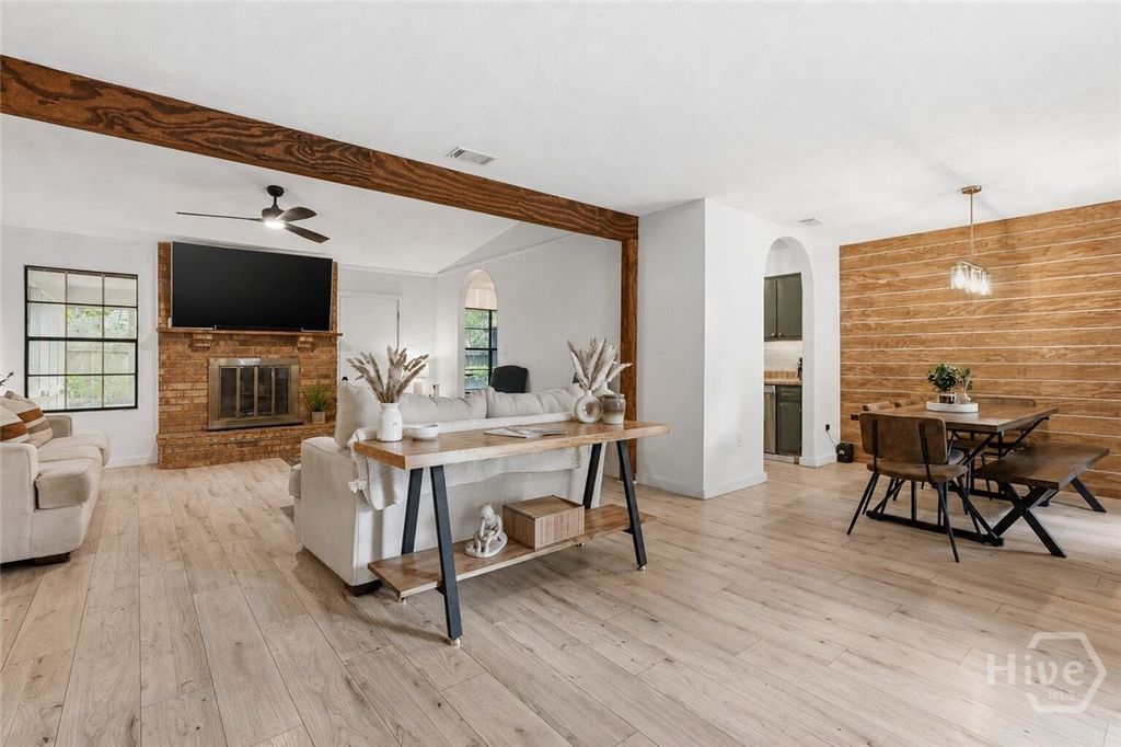 Image 4 of property listing at 607 Leaning Oaks Drive, Savannah, GA 31410