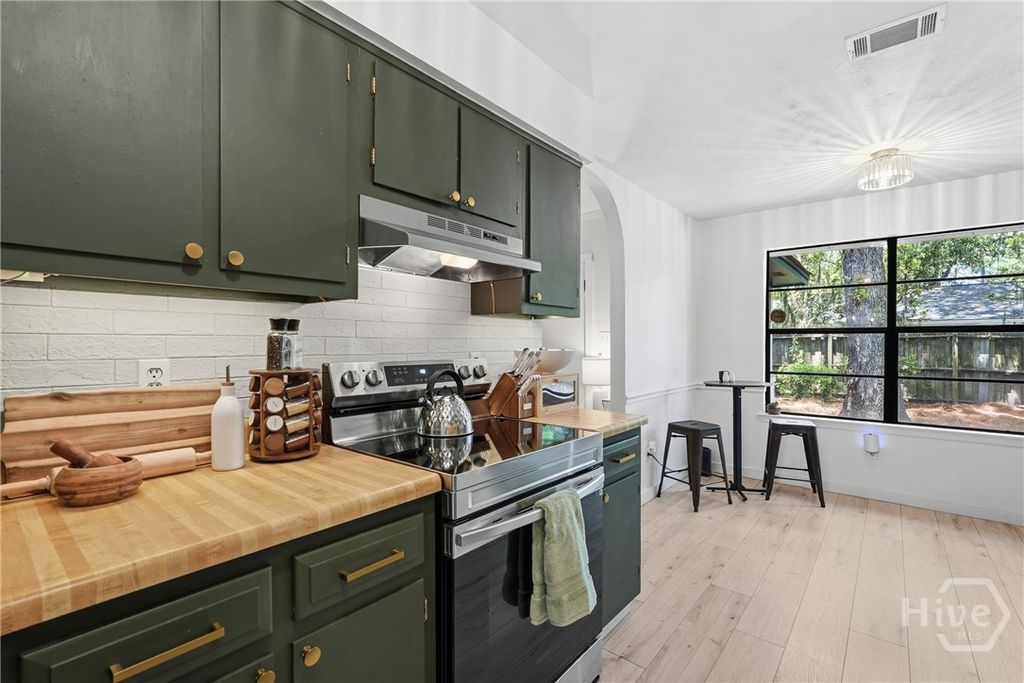 Image 7 of property listing at 607 Leaning Oaks Drive, Savannah, GA 31410
