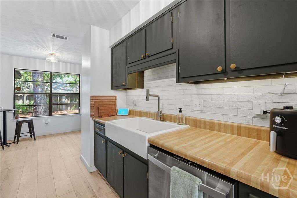 Image 8 of property listing at 607 Leaning Oaks Drive, Savannah, GA 31410