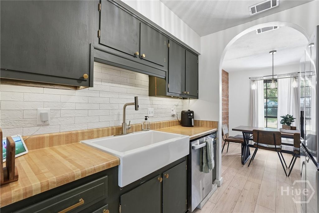 Image 9 of property listing at 607 Leaning Oaks Drive, Savannah, GA 31410
