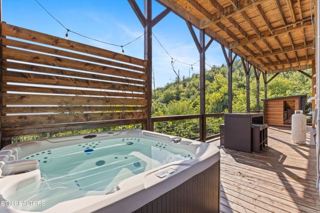 647 Kristis Place, Gatlinburg, TN 37738