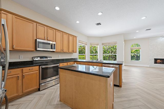 7087 N 155th Pl Place N, Palm Beach Gardens, FL 33418