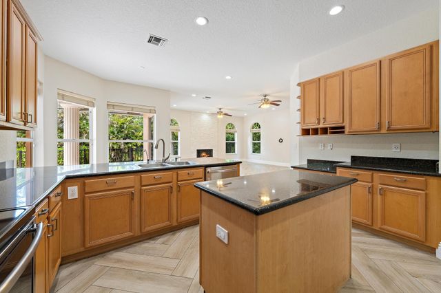 7087 N 155th Pl Place N, Palm Beach Gardens, FL 33418