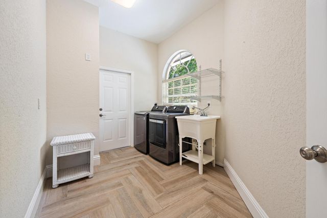 7087 N 155th Pl Place N, Palm Beach Gardens, FL 33418