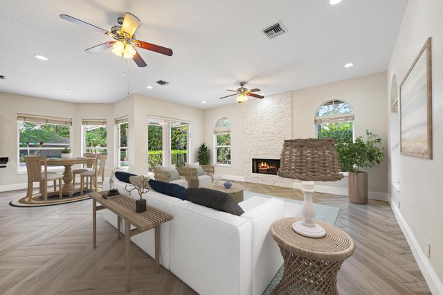 7087 N 155th Pl Place N, Palm Beach Gardens, FL 33418