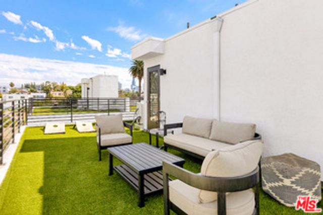 220 N Coronado Street, Los Angeles, CA 90026