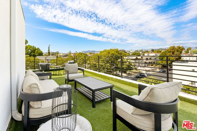 220 N Coronado Street, Los Angeles, CA 90026