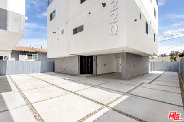220 N Coronado Street, Los Angeles, CA 90026