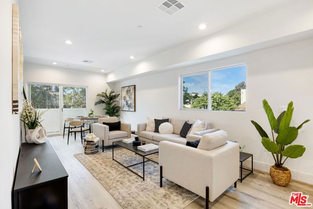 220 N Coronado Street, Los Angeles, CA 90026