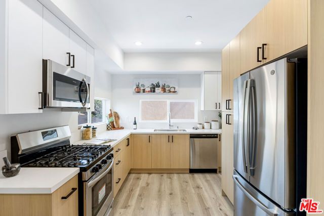 220 N Coronado Street, Los Angeles, CA 90026