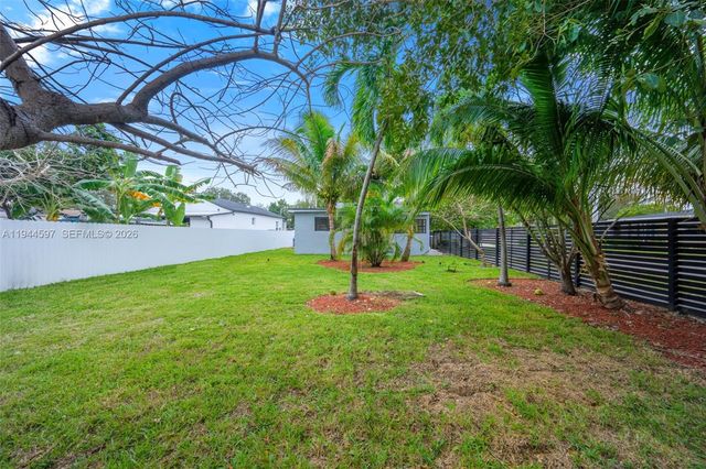 1995 NW 58th St, Miami, FL 33142