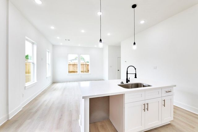 5123 Larkspur Street C, Houston, TX 77033