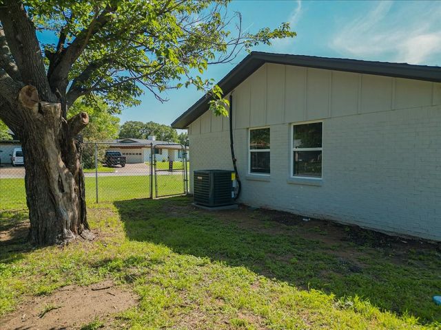 1017 SE 21st Street, Mineral Wells, TX 76067