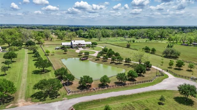 1000 River Trace Drive, Columbus, TX 78934