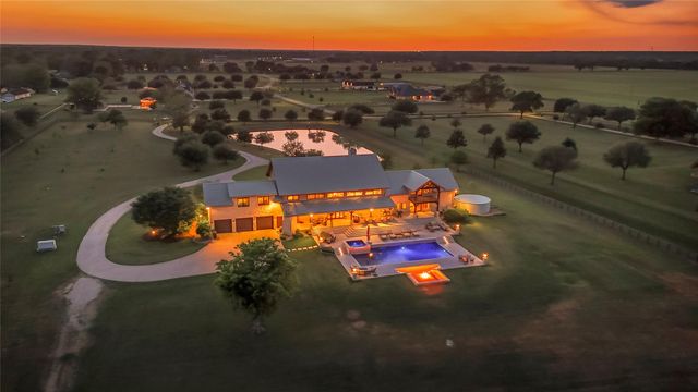 1000 River Trace Drive, Columbus, TX 78934
