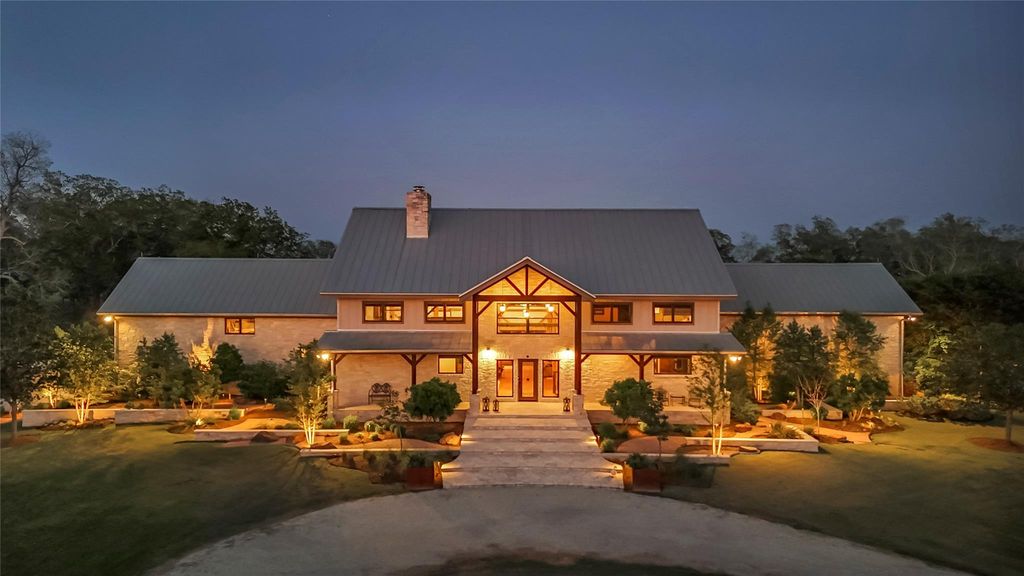 1000 River Trace Drive, Columbus, TX 78934