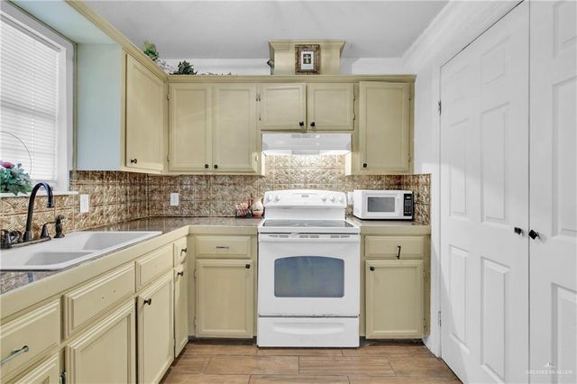 1300 Kika De La Garza Street, Edcouch, TX 78538