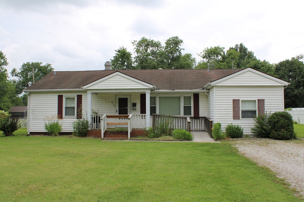 Image 1 of property listing at 615 N Indiana Avenue, Salem, IL 62881