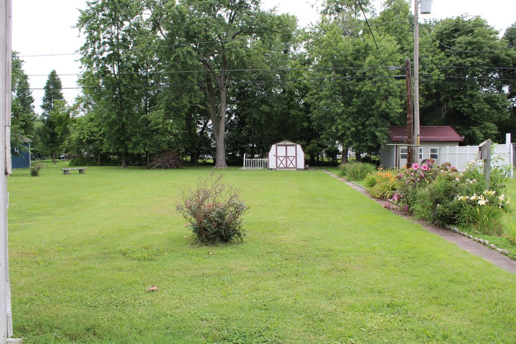 Image 2 of property listing at 615 N Indiana Avenue, Salem, IL 62881