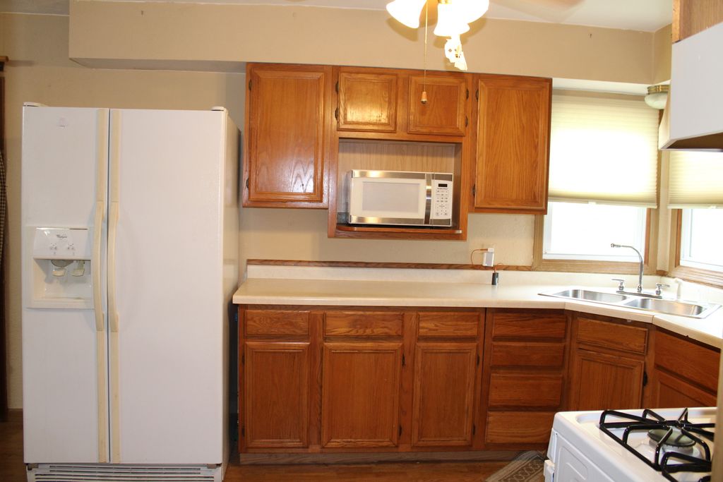 Image 12 of property listing at 615 N Indiana Avenue, Salem, IL 62881