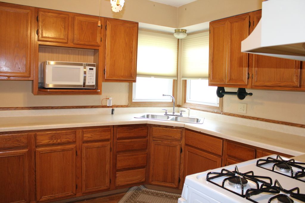 Image 13 of property listing at 615 N Indiana Avenue, Salem, IL 62881