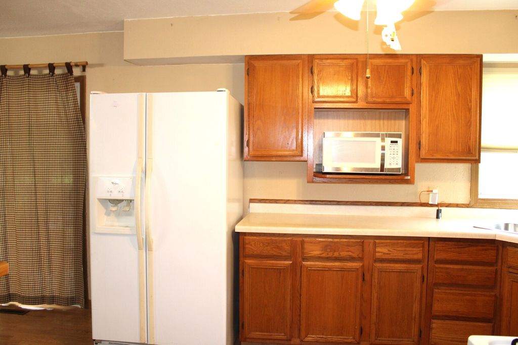 Image 14 of property listing at 615 N Indiana Avenue, Salem, IL 62881