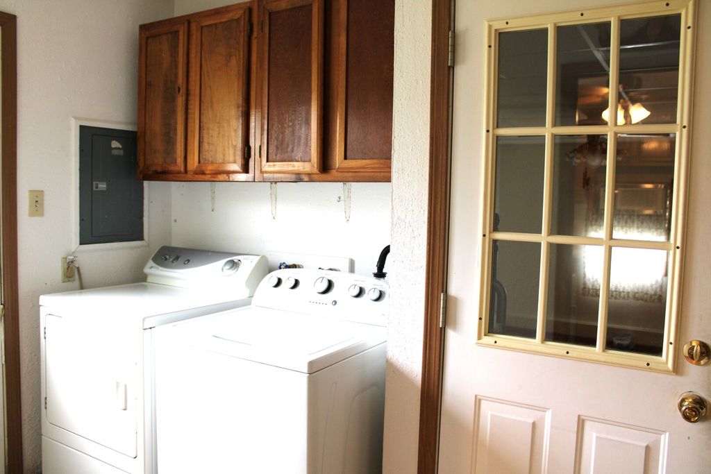 Image 18 of property listing at 615 N Indiana Avenue, Salem, IL 62881
