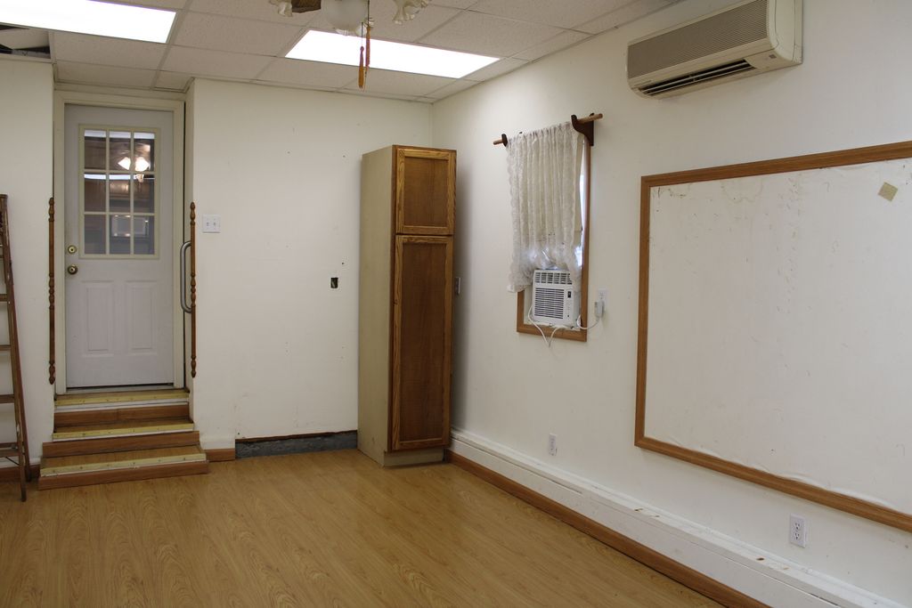 Image 19 of property listing at 615 N Indiana Avenue, Salem, IL 62881