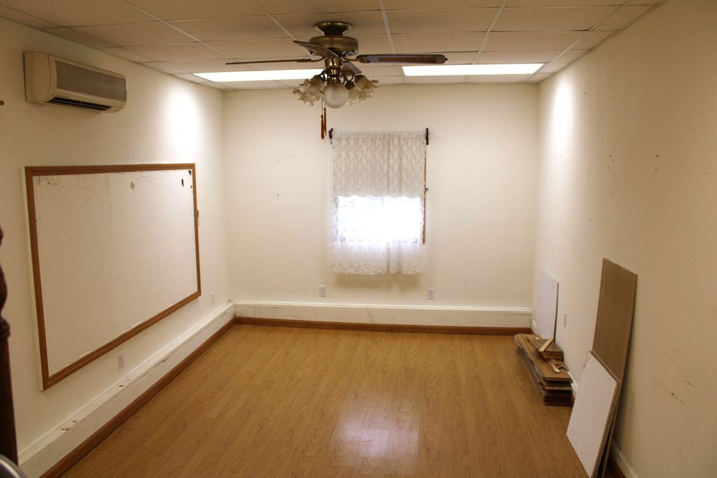 Image 20 of property listing at 615 N Indiana Avenue, Salem, IL 62881