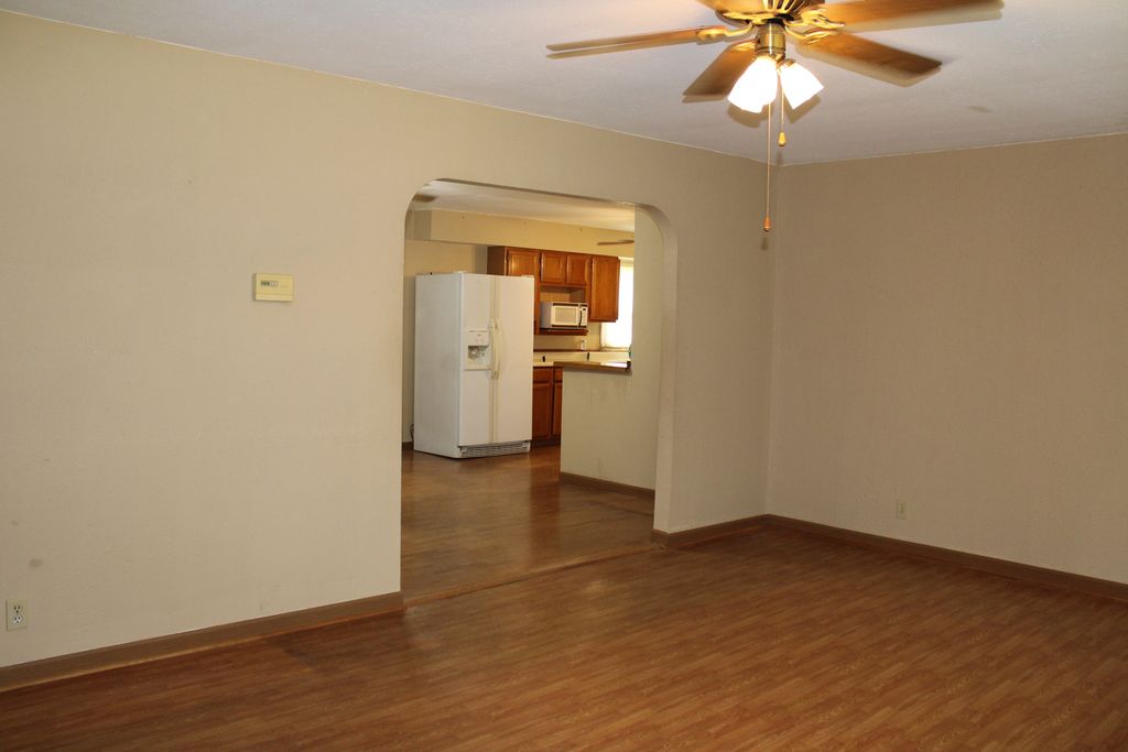 Image 3 of property listing at 615 N Indiana Avenue, Salem, IL 62881