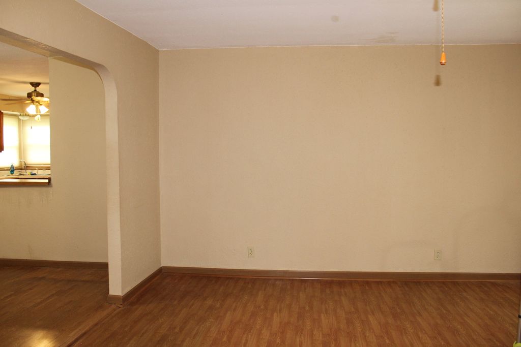 Image 4 of property listing at 615 N Indiana Avenue, Salem, IL 62881