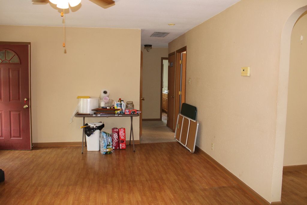 Image 5 of property listing at 615 N Indiana Avenue, Salem, IL 62881