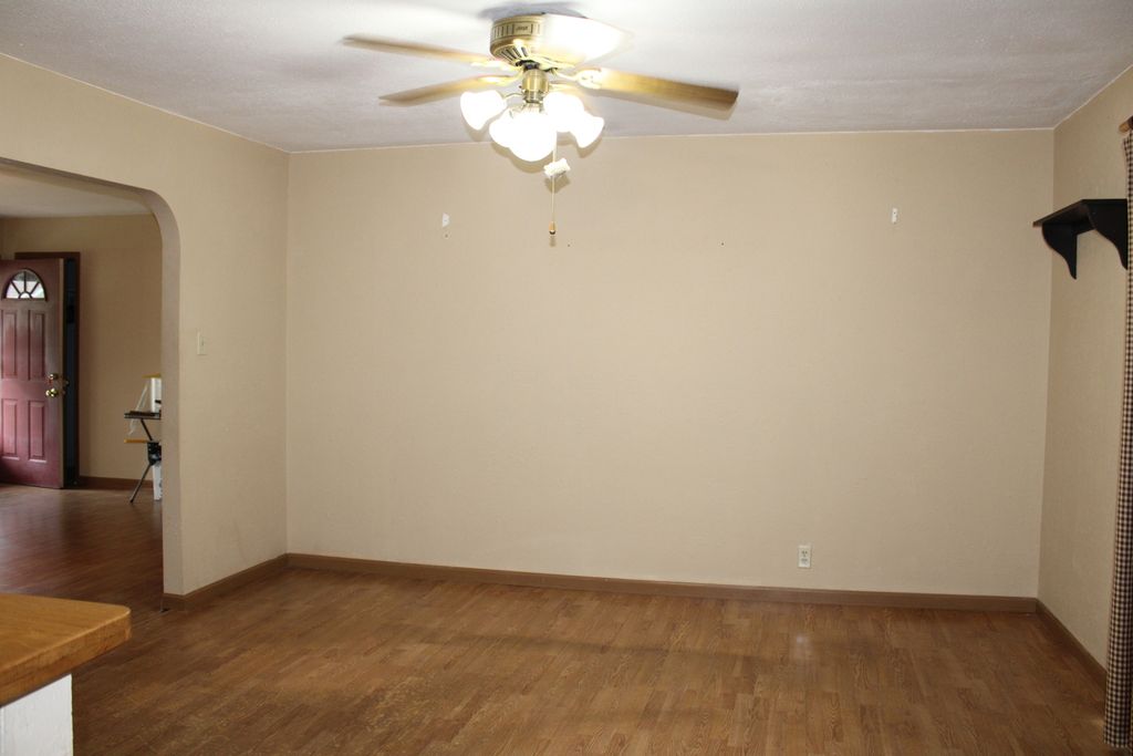 Image 6 of property listing at 615 N Indiana Avenue, Salem, IL 62881