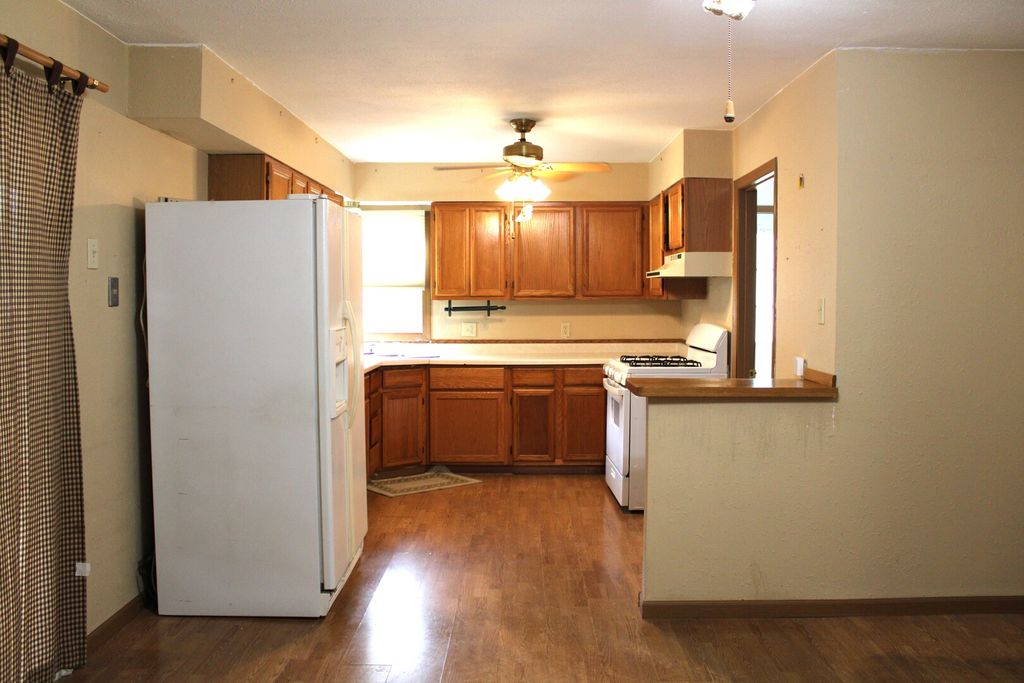 Image 8 of property listing at 615 N Indiana Avenue, Salem, IL 62881