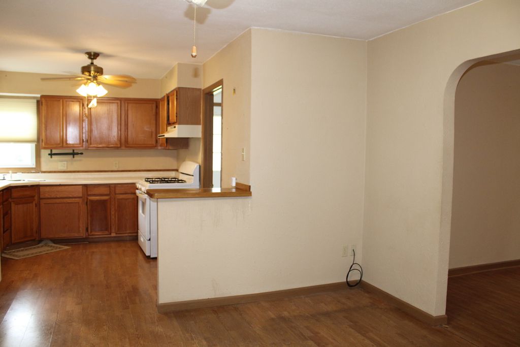 Image 9 of property listing at 615 N Indiana Avenue, Salem, IL 62881