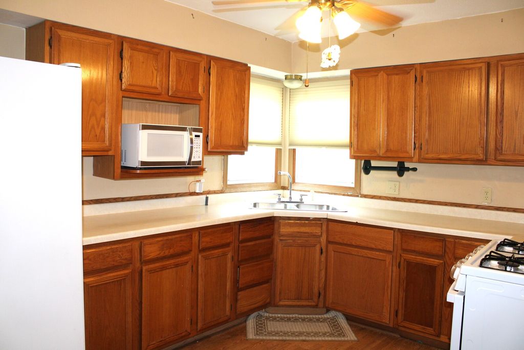 Image 10 of property listing at 615 N Indiana Avenue, Salem, IL 62881