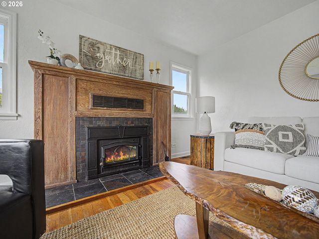 135 S SHERIDAN St, Mt Angel, OR 97362