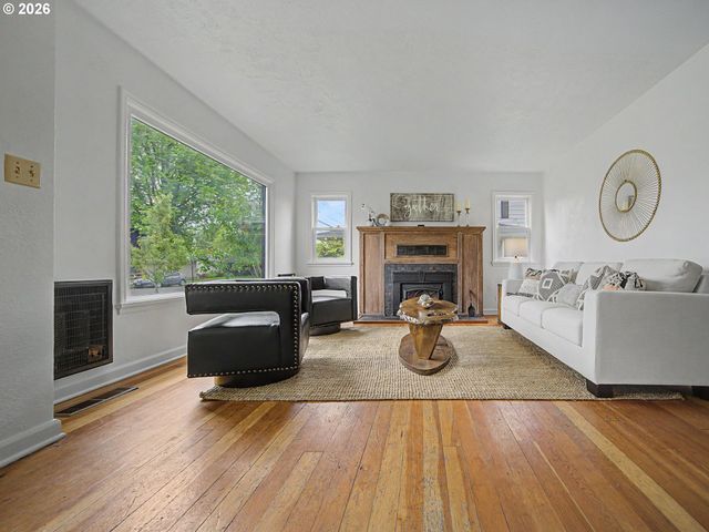135 S SHERIDAN St, Mt Angel, OR 97362