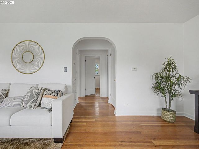 135 S SHERIDAN St, Mt Angel, OR 97362