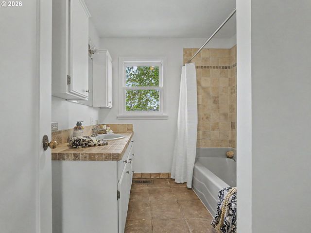 135 S SHERIDAN St, Mt Angel, OR 97362
