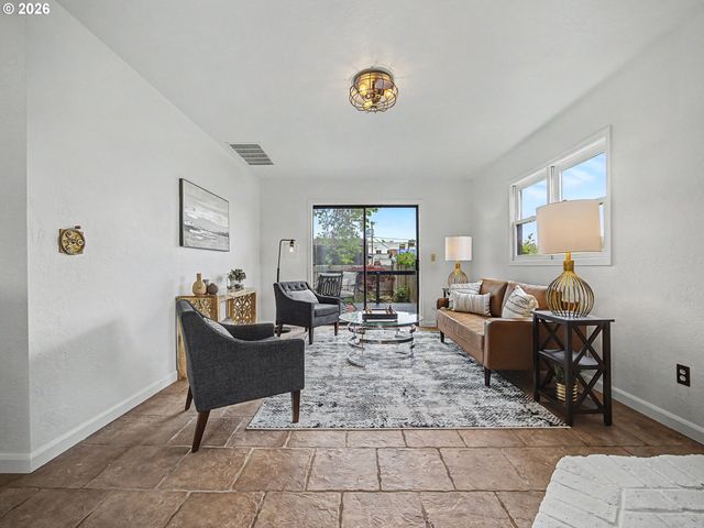 135 S SHERIDAN St, Mt Angel, OR 97362