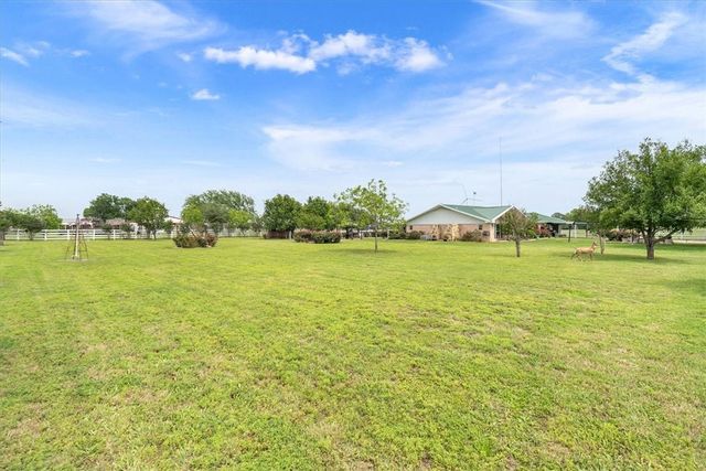 541 Lcr 131, Mount Calm, TX 76673