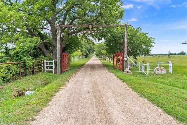 541 Lcr 131, Mount Calm, TX 76673